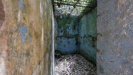 Die Zellen waren durch Eisengitter abgedeckt, damit die Aufseher die Häftlinge besser überwachen konnten. Die Einzelhaft konnte von 6 Monaten bis zu 5 Jahren dauern. Die Insel liegt in den Tropen und ist umgeben von Regenwald. Und wo es Regenwald gibt, da kann es einige Male am Tag regnen …
